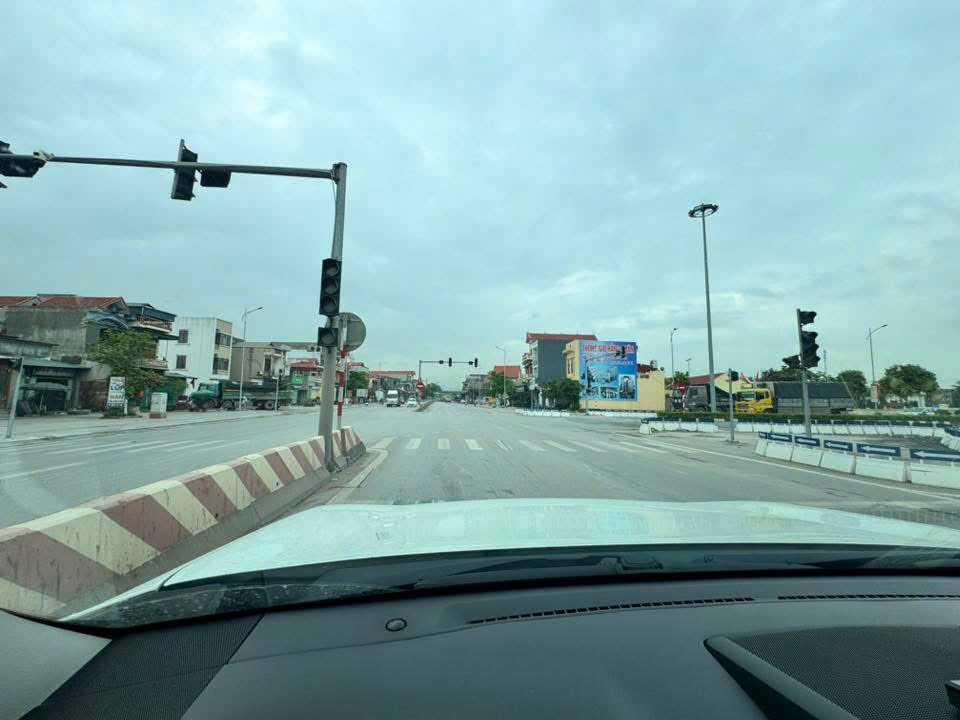 Hỏng đèn tín hiệu giao thông đoạn sang cầu Triều